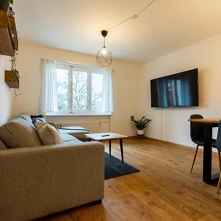 Flat Near & Train Station With Free Parking