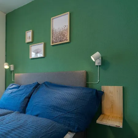 Flat Near & Train Station With Free Parking Apartment