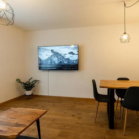 Flat Near & Train Station With Free Parking Apartment *