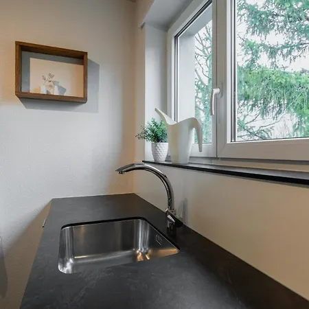 Apartment Flat Near & Train Station With Free Parking *