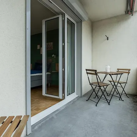 Apartment Flat Near & Train Station With Free Parking